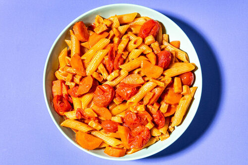 Pasta mit veganen Hähnchenschnetzeln in würziger Tomatensauce mit Karotten