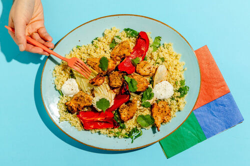 Würzige „Hähnchen”-Schnetzel auf Bulgur mit gebackener Paprika, Fenchel und Joghurt
