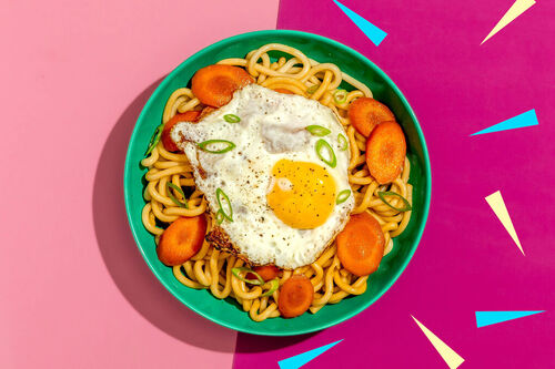Udon mit Spiegelei gebraten mit Karotten und Lauchzwiebeln