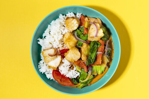 RS Gelbes Seelachs-Curry auf Naturreis mit Paprika und zartem Pak Choi