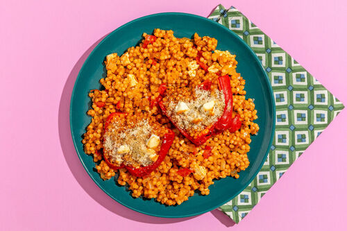 Gefüllte Paprika mit Greek White auf Perlencouscous mit Oregano-Knusperkruste