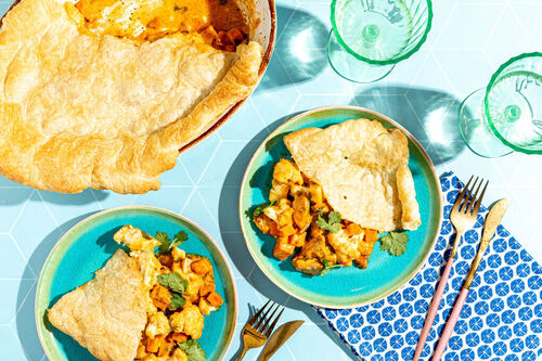 Indischer Curry-Pie mit Hähnchen mit Blumenkohl und Süßkartoffeln