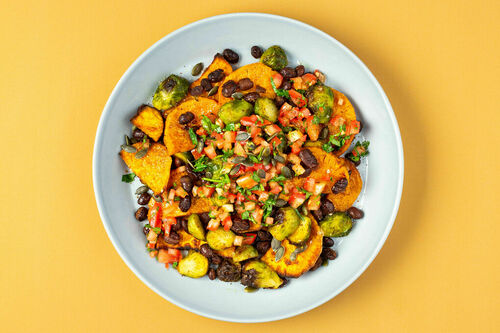 Würziges Röstgemüse mit Bohnen garniert mit Tomatensalsa und Kürbiskernen