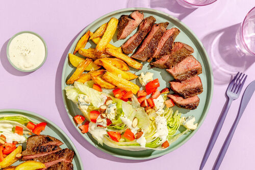 Rinderhüftsteak mit Trüffelpommes dazu ein bunter Salat mit Blauschimmelkäse