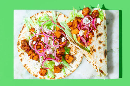 High-Protein-Wraps mit Feta mit Salat und BBQ-Süßkartoffeln