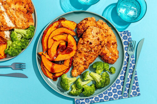 Hähnchenbrust in Pekannuss-Panade mit Miso-Kürbis und Brokkoli