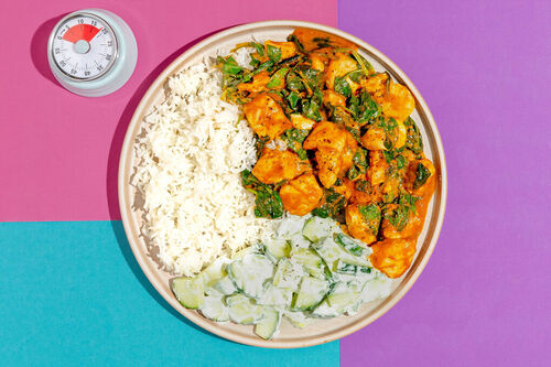 Indisches Hähnchencurry mit Spinat dazu Minze-Gurken-Raita und Basmatireis