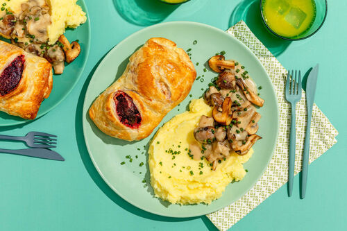 Rote-Bete-Wellington-Pasteten mit Kartoffelpüree und Champignonsauce