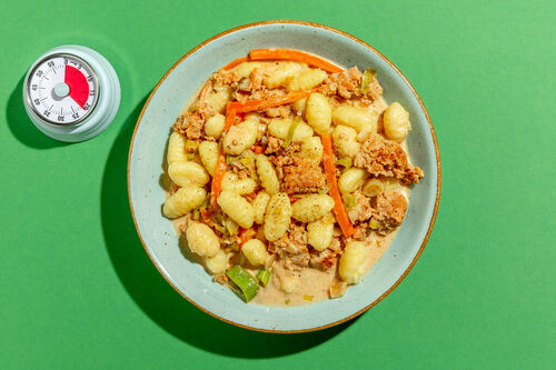 Gnocchi in weißer Rinder-Bolognese mit buntem Gemüsemix