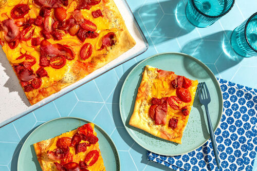 Herzhafte Serrano-Chorizo-Pizza mit Paprika, Kirschtomaten und Crème fraîche