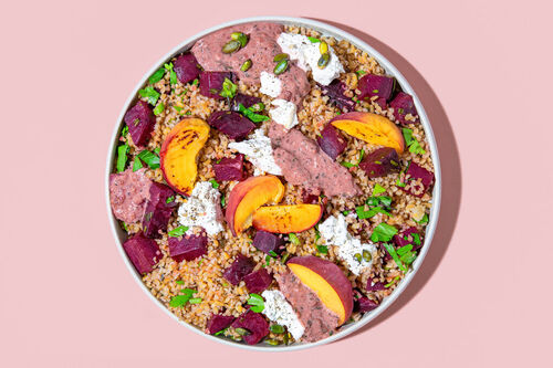 Ziegenkäse mit Roter Bete und Bulgur garniert mit duftender Rosmarin-Nektarine