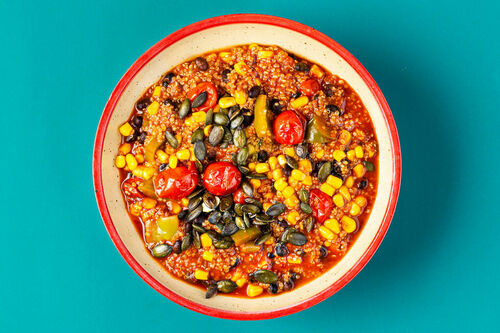 Wärmendes Chili sin Carne mit Quinoa und knackigem Kürbiskerntopping
