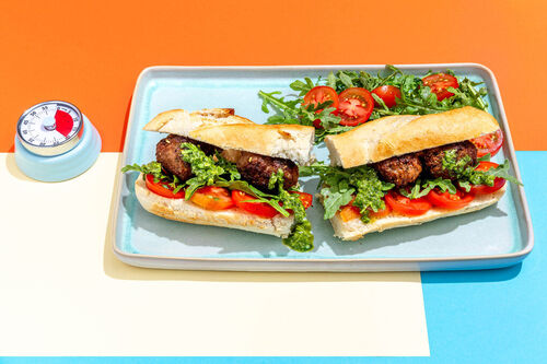 Mediterranes Bio-Hackbällchen-Sandwich mit Rucola, Tomate und Basilikumcreme