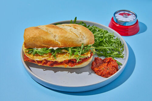 Express+ Frittata-Baguette mit Rucola und Tomaten-Oliven-Pesto