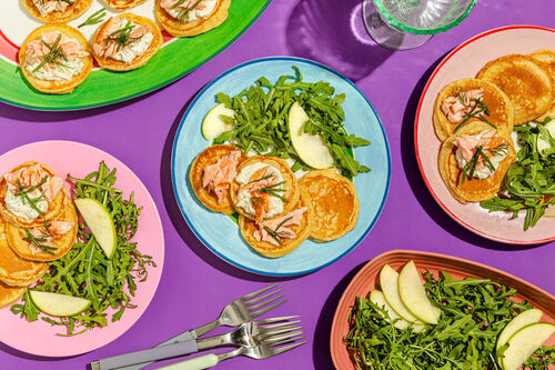 RS Lachsblini mit Dillcreme und Queller, serviert an Rucola-Apfel-Salat