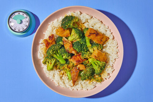 Indonesisches „Hähnchen” vegan mit Brokkoli und Reis