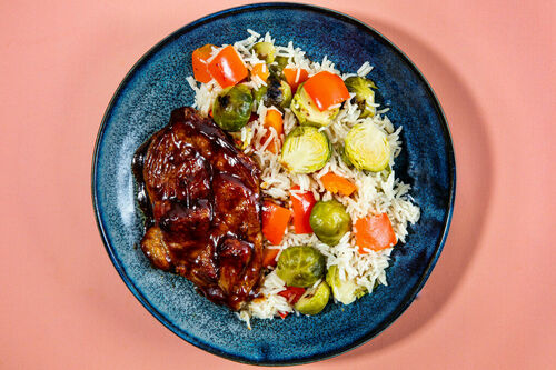 Hoisin-Schweinesteak an Gemüsereis verfeinert mit Sesamöl