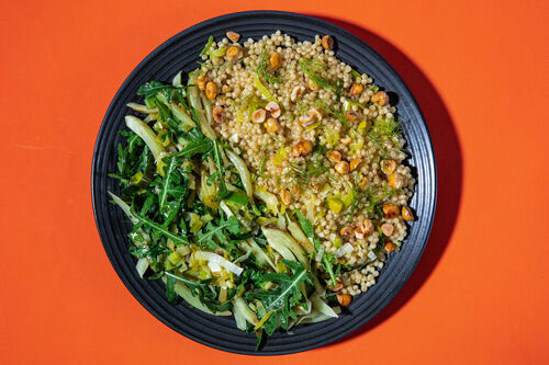 Fenchel-Gemüsepfanne mit Sardellen dazu Perlencouscous garniert mit Haselnüssen