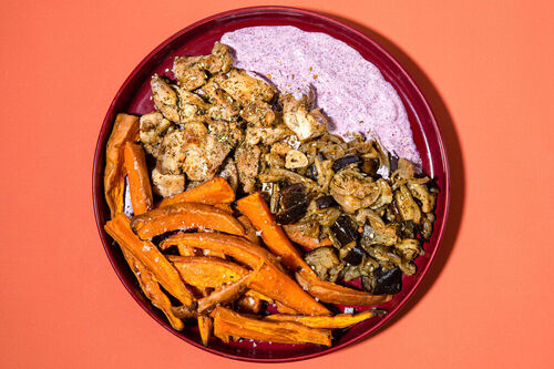 RS Za’atar-Hähnchen mit Auberginenwürfeln auf spritzigem Joghurt, dazu Süßkartoffeln