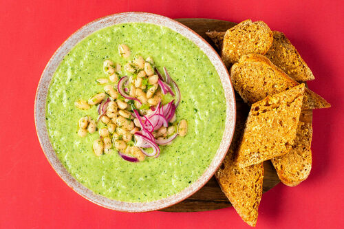 Erfrischende Zucchini-Minz-Suppe mit Jalapeño mit weißen Bohnen und eingelegten Zwiebeln