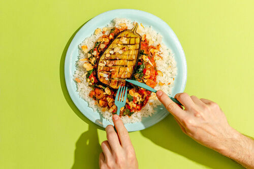 Auberginen in Sardellen-Sauce auf duftendem Jasminreis und Mandeln