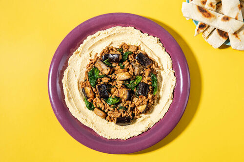Veganes Hack mit würziger Aubergine auf selbst gemachtem Hummus mit Pita