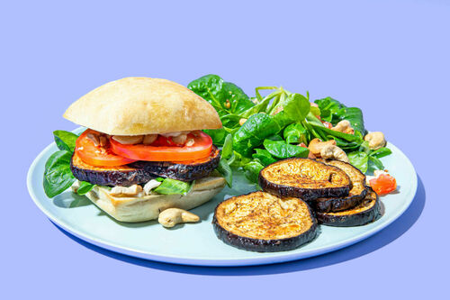 RS Glasierte Miso-Aubergine im Burgerbrötchen dazu Feldsalat mit Tomate und Cashews