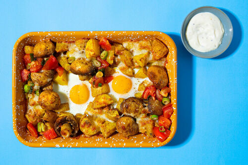 Spanische Spiegeleier auf Ofenkartoffeln mit Käse, Champignons und Tomatensalsa