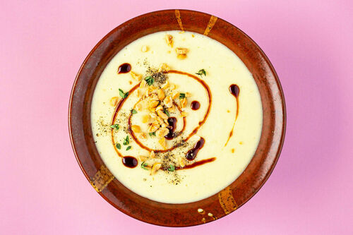 Sämige Sellerie-Kartoffelsuppe garniert mit Haselnüssen und Balsamicocreme