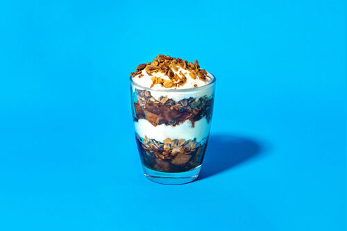 Nektarinen-Apfel-Trifle mit knusprigen Haferflocken und Joghurtsahne