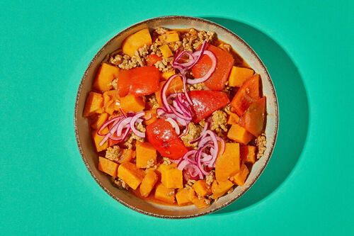 Veganer Süßkartoffel-Hack-Topf mit Paprika und eingelegten Zwiebeln