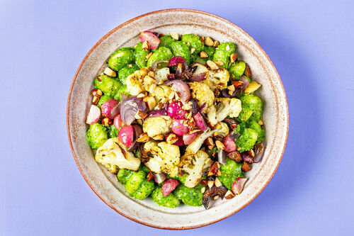 Gnocchi mit Spinat-Kürbiskern-Pesto mit geröstetem Gemüse und Rauchmandeln