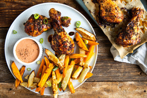 Drumsticks mit Ketjap-Manis-Rosmarin-Würze dazu gebackene Gemüsepommes und Dip