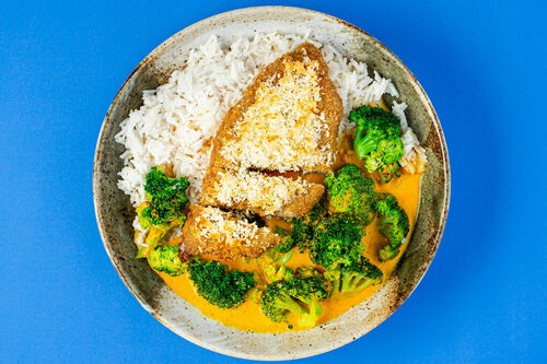 Knusperschnitzel mit gelber Currysauce an Brokkoli und zartem Reis
