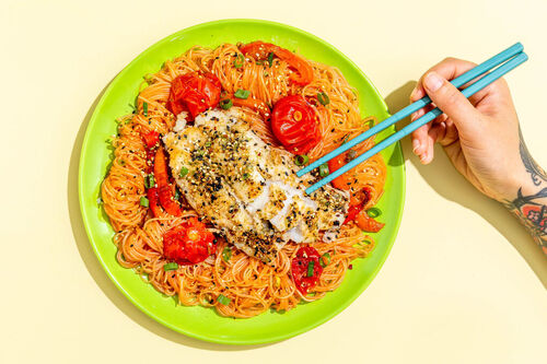 Seehecht an pikanten Vermicelli mit Tomaten, Paprika und Lauchzwiebeln