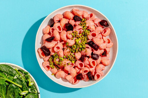 Griechische Bete-Greek-White-Pasta mit Spinatsalat und Pistaziencrumble