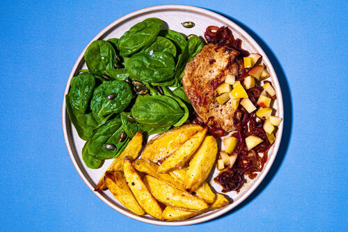 Schweinesteak mit Zwiebeln und Äpfeln dazu Ofenkartoffeln und Spinatsalat