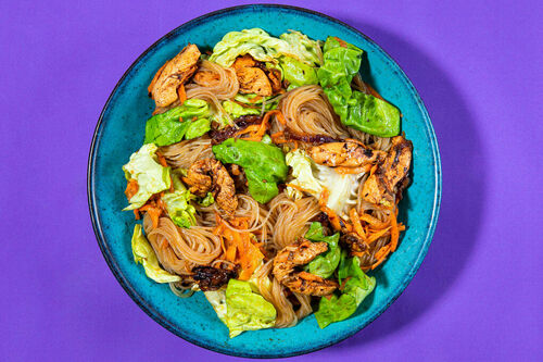 Salat China-Style mit Hähnchenstreifen und zarten Glasnudeln