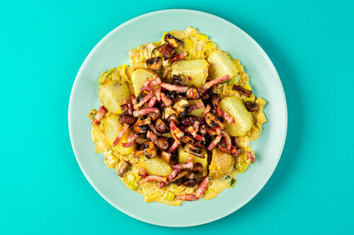 Kartoffeln mit gerösteten Pilzen und Speck in cremiger Lauch-Sauce