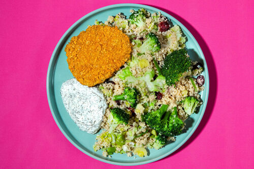 Hähnchenschnitzel an Cranberry-Couscous und Gemüse, dazu cremiger Minzdip