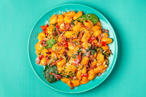 Gnocchi mit Bacon und Tomaten-Walnuss-Pesto mit Röstpaprika und Spinat