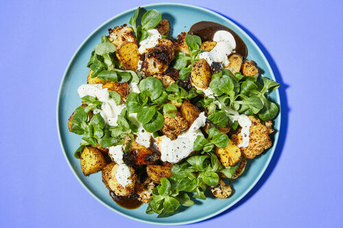 Harissa-Ofengemüse mit cremigem Dip dazu Feldsalat mit Pflaumen-Gewürz-Chutney