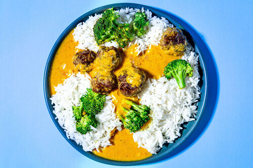 Hackbällchen in Kokos-Curry-Sauce mit Brokkoli, dazu Basmatireis