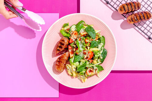 BBQ-Special: Salsiccia auf Nudelsalat mit aromatischem Basilikum-Dressing