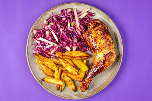 BBQ-Hähnchenschenkel mit Röstkartoffeln dazu knackiger Rotkohl-Apfel-Salat
