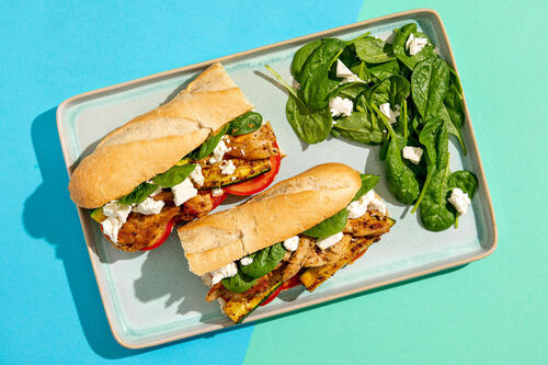 Veggie-„Hähnchen”-Sandwich mit Feta mit Zucchini und Spinatsalat