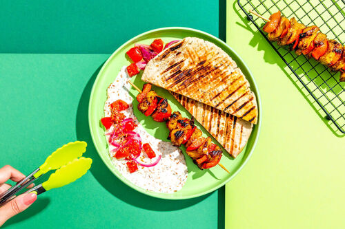 BBQ-Special: Madras-Hähnchenspieße mit Naan, eingelegtem Gemüse und Kokos-Dip
