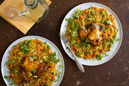 Zartes Hähnchen mit Aprikosenglasur auf orientalischem Linsensalat