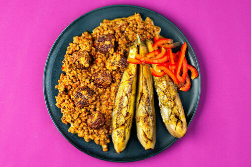Gebackene Aubergine mit Rindswurst und Linsen in aromatischer Paprika-Walnuss-Sauce