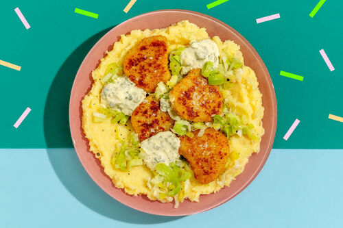 Goldene Fischnuggets auf Sellerie-Püree mit gebratenem Lauch und Kaperndip